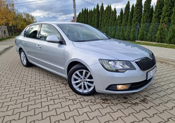 Skoda Superb cena 36900 przebieg: 270000, rok produkcji 2014 z Miłosław małe 154